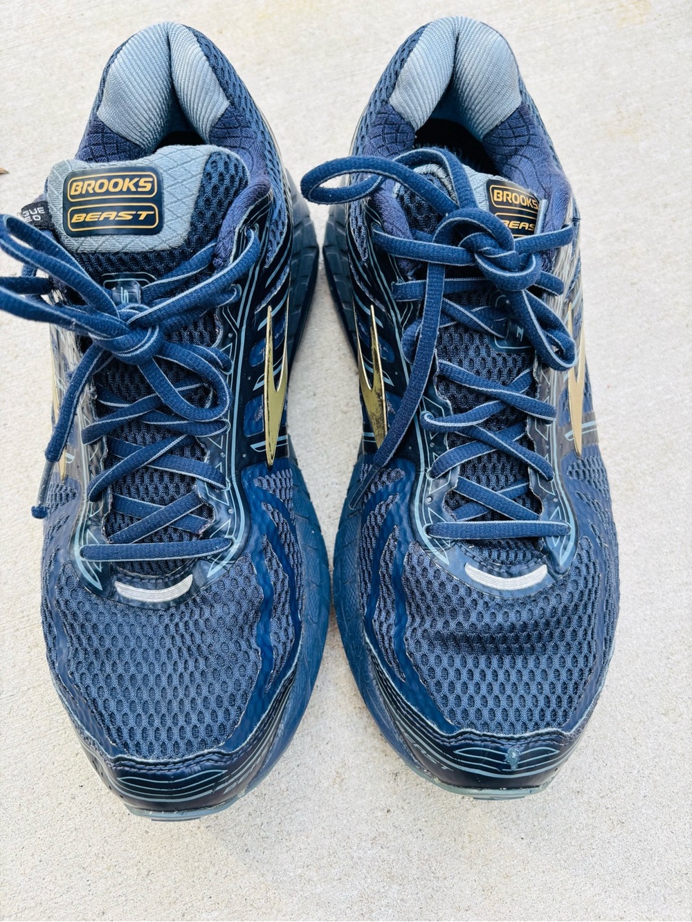 Brooks Beast 16 Men’s Running Athletic Shoes — Navy with Gold accents size 10.5